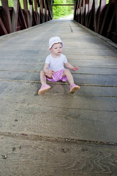 Маленькая девочка на крытом деревянном мосту, Стефанская хута, Словакия — стоковое фото