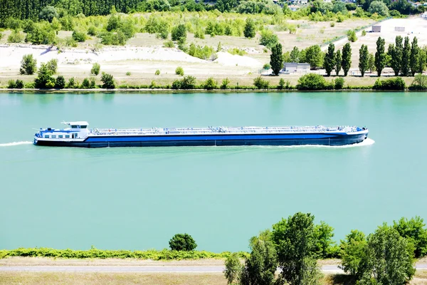 Vrachtschip op de rivier de Rhône, rhone-alpes, Frankrijk — Stockfoto