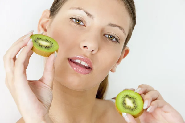 Portrait of young woman with kiwi — Stock Photo, Image