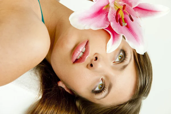 Portrét ležící mladá žena s lily — Stock fotografie
