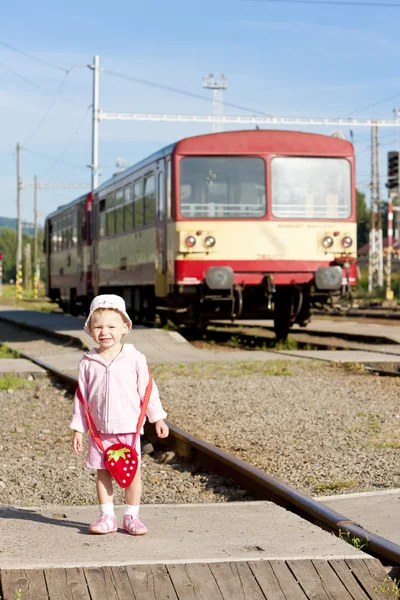 Litte-jenta på jernbanestasjonen i Tsjekkia – stockfoto