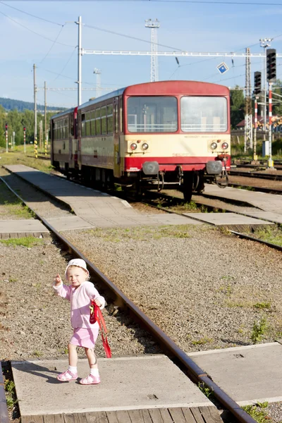 Литровая девочка на железнодорожном вокзале, Чехия — стоковое фото