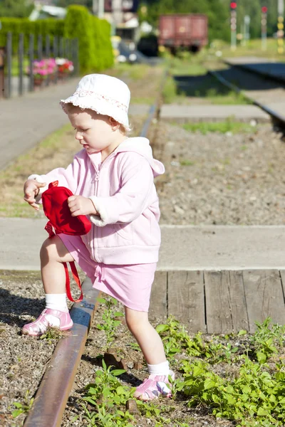 Kleines Mädchen auf Spaziergang — Stockfoto