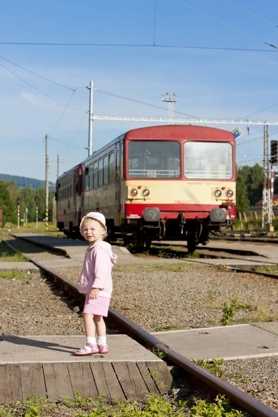 Литровая девочка на железнодорожном вокзале, Чехия — стоковое фото