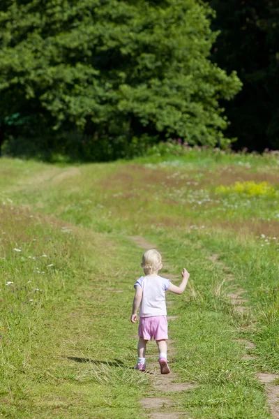 徒歩で小さな女の子 — ストック写真