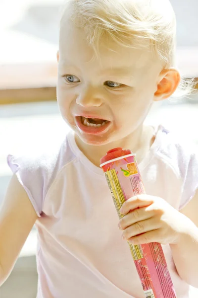Porträt eines kleinen Mädchens mit Eis — Stockfoto