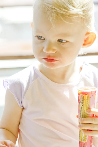 Πορτρέτο του μικρού κοριτσιού με παγωτό — Φωτογραφία Αρχείου