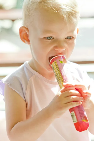 Portrait of little girl with ice cream — Stock Photo, Image
