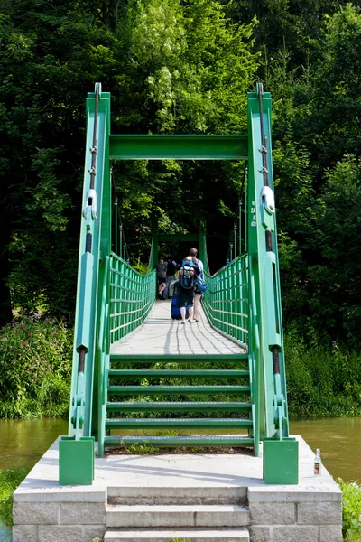 Stvoridla、チェコ共和国の近くのサザバ川川に架かる橋します。 — ストック写真