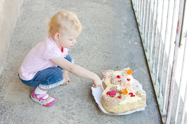 Doğum günü pastalı küçük kız. — Stok fotoğraf