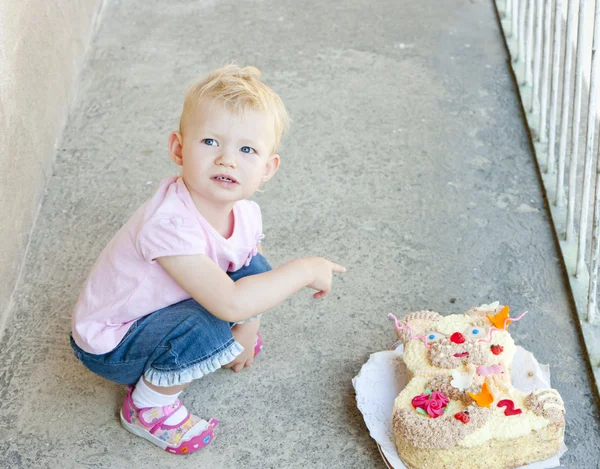 Niña con pastel de cumpleaños —  Fotos de Stock