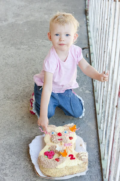 Dziewczynka z tortem urodzinowym — Zdjęcie stockowe