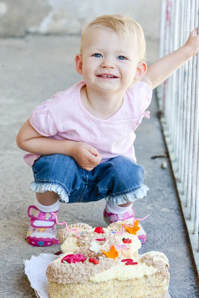 생일 케이크를 들고 있는 어린 소녀 — 스톡 사진