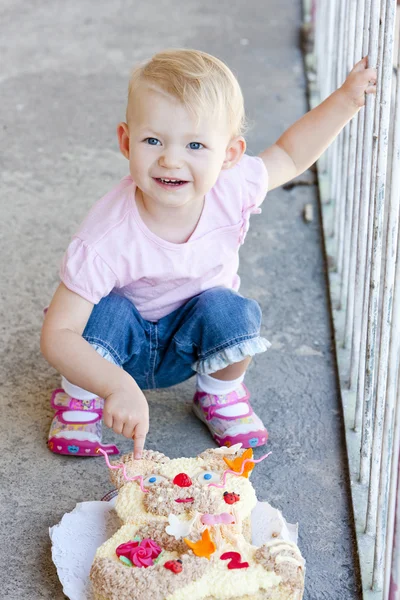 Маленька дівчинка з тортами на день народження — стокове фото