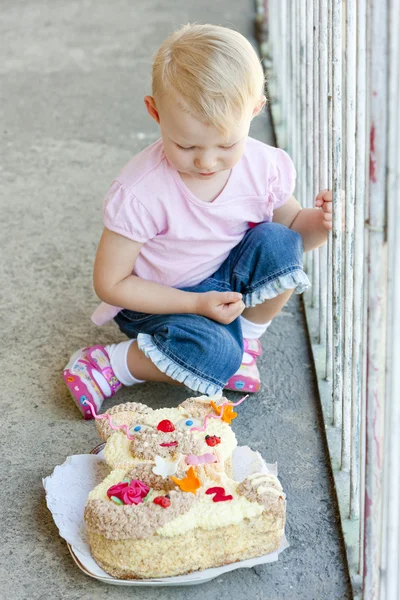 Niña con pastel de cumpleaños — Foto de Stock