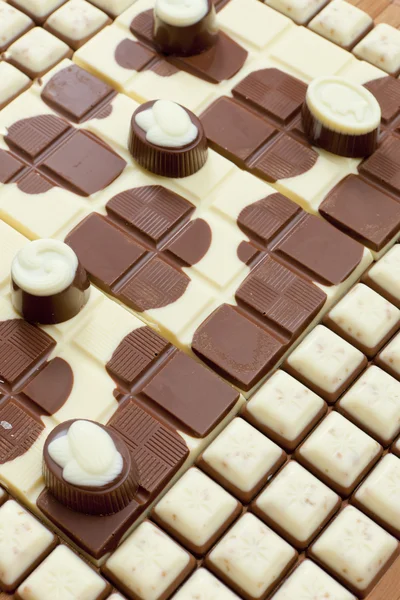 Chocolate bars with chocolate candies — Stock Photo, Image