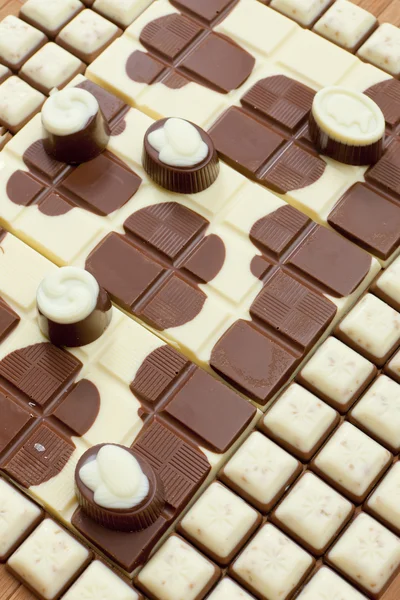 Μπάρες σοκολάτας με καραμέλες από σοκολάτα — Φωτογραφία Αρχείου