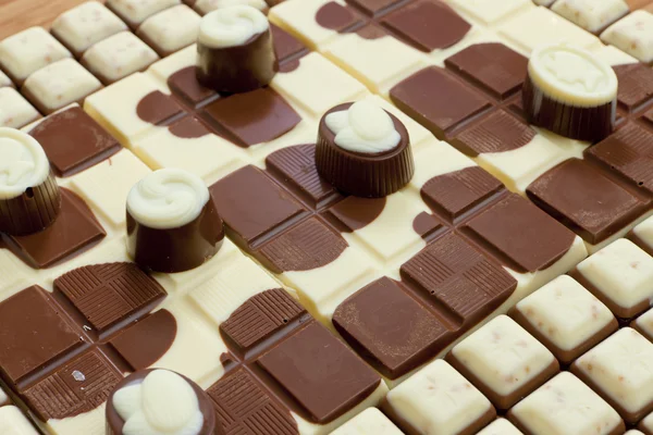 Chocolate bars with chocolate candies — Stock Photo, Image