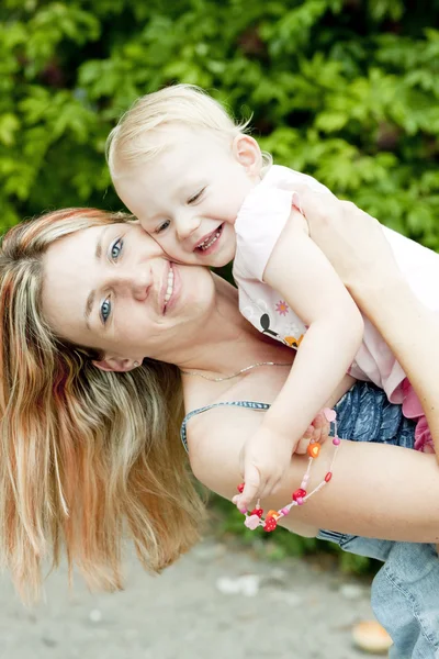 Portret van moeder met haar dochtertje — Stockfoto