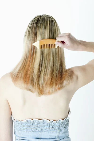 Detalj av kvinna kamning långt hår — Stockfoto