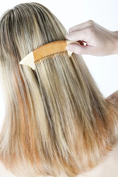 Detalj av kvinna kamning långt hår — Stockfoto