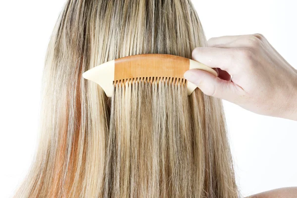 Деталь жінки розчісує довге волосся — стокове фото