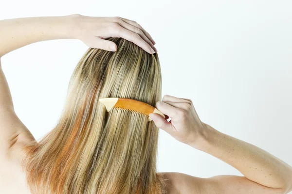 女性の長い髪をとかすの詳細 — ストック写真