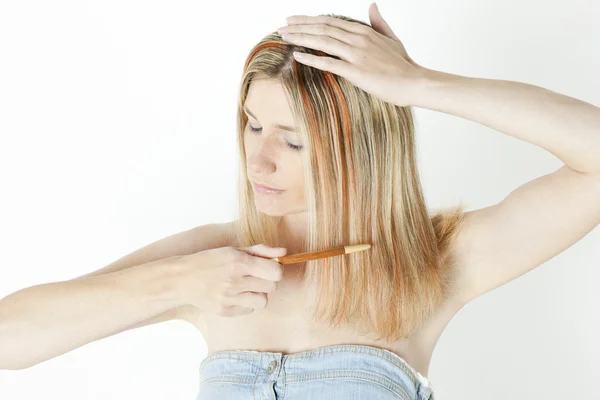 Ritratto di donna pettinando i capelli lunghi — Foto Stock