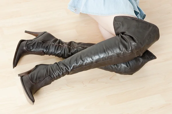 Detail of lying woman wearing fashionable brown boots — Stock Photo, Image