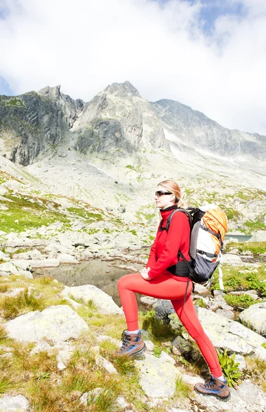 Kvinna backpacker på fem slumpnummer tjärnar, Vysoké tatry (höga Tatra), — Stockfoto