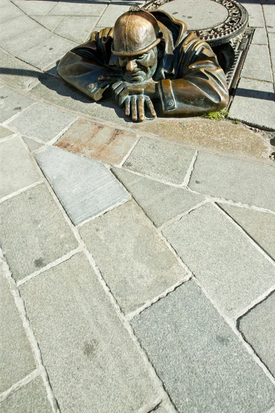 Bronzen sculptuur genaamd man op het werk, bratislava, Slowakije — Stockfoto