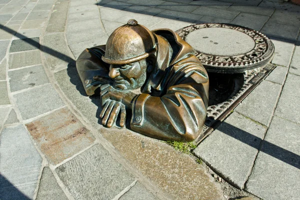 Escultura de bronze chamado homem no trabalho, Bratislava, Eslováquia — Fotografia de Stock