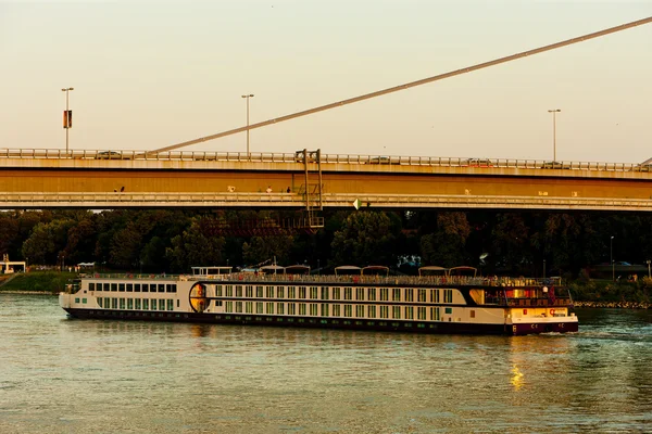 Νέα γέφυρα και κρουαζιερόπλοιο, Μπρατισλάβα, Σλοβακία — Φωτογραφία Αρχείου