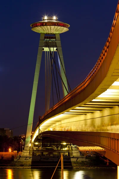 Puente nuevo por la noche, Bratislava, Eslovaquia — Foto de Stock