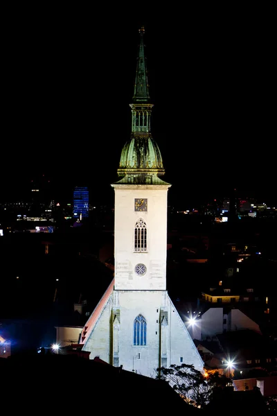 Kathedrale des Heiligen Martin bei Nacht, Bratislava, Slowakei — Stockfoto