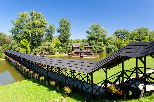 Водяная мельница и деревянный мост, Коларово, Словакия — стоковое фото