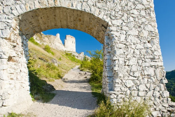 Slovakya 'daki Cachtice Kalesi kalıntıları