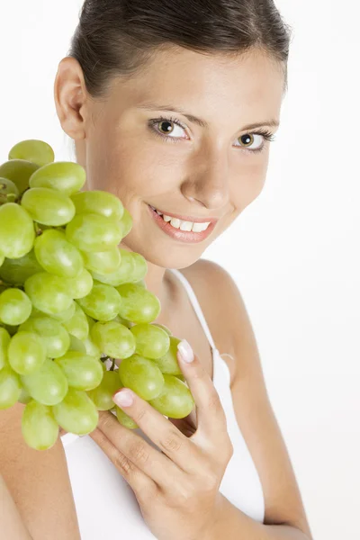 Портрет молодої жінки з виноградом — стокове фото