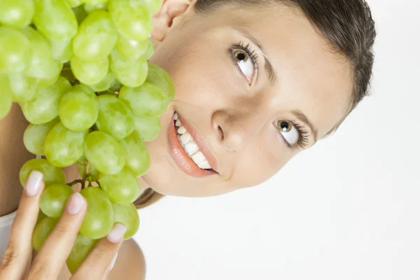 Портрет молодой женщины с виноградом — стоковое фото