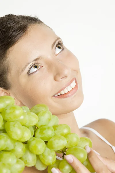 Портрет молодой женщины с виноградом — стоковое фото