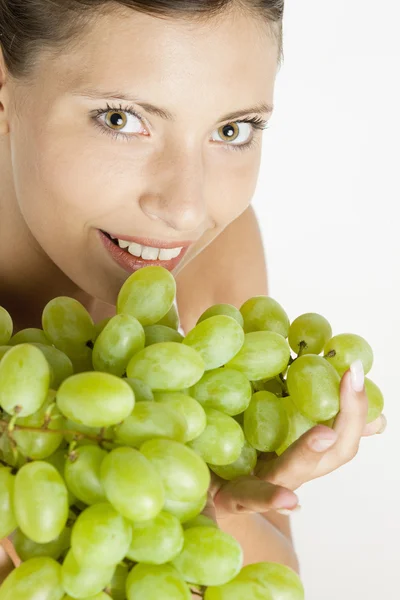 Retrato de mujer joven con uva — Foto de Stock