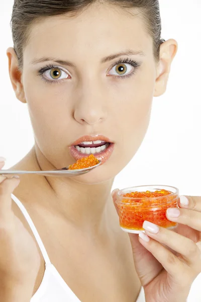 Retrato de mulher com caviar vermelho — Fotografia de Stock