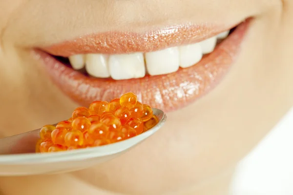 Detalhe da mulher com caviar vermelho — Fotografia de Stock