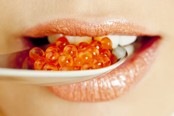 Detalhe da mulher com caviar vermelho — Fotografia de Stock