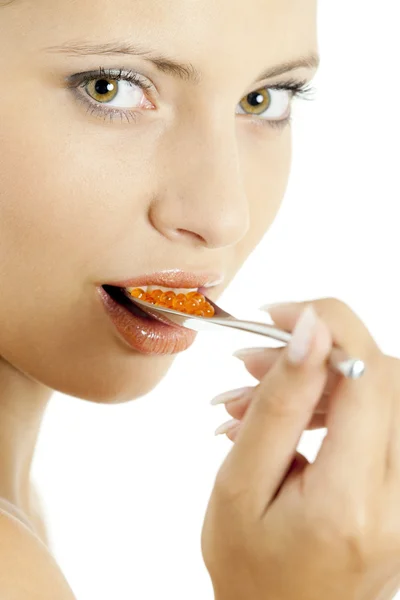 Retrato de mujer con caviar rojo — Foto de Stock