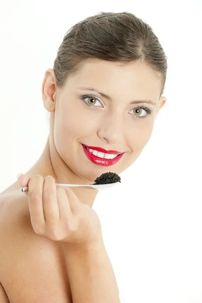 Portrait de femme avec caviar noir — Photo