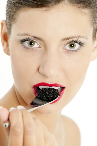 Portrait de femme avec caviar noir — Photo