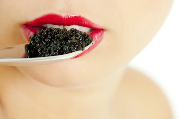 Detalj av kvinna med svart kaviar — Stockfoto