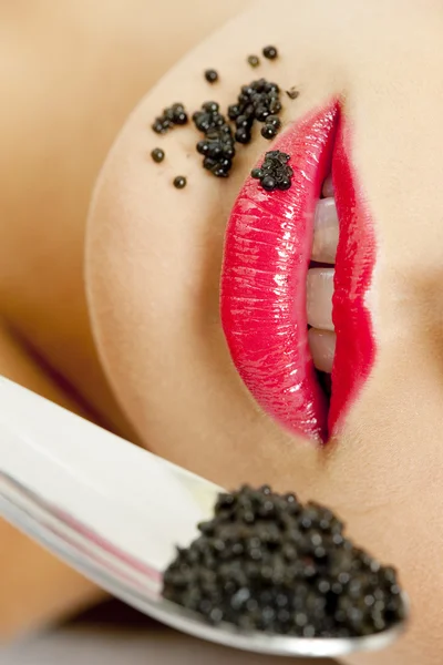 Detalhe da mulher com caviar preto — Fotografia de Stock