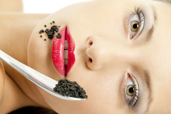 Retrato de mulher deitada com caviar preto — Fotografia de Stock